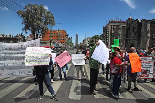 Personas bloquearon el Eje Central Lázaro Cárdenas, en su cruce con Izazaga, en protesta por la poca atención de funcionarios del Invi, quienes, dijeron los inconformes, sólo benefician a sus conocidos.