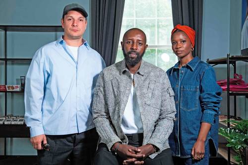 El realizador de origen africano (centro) dio a conocer su segundo filme en el Festival de Cine de Toronto.