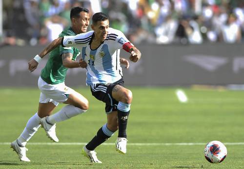 El defensor boliviano Roberto Fernández, quien salió expulsado al minuto 36, jalonea a Ángel di María sin poder detenerlo. El delantero de la Albiceleste, con dos asistencias para gol, se convirtió en el motor de los argentinos ante la ausencia de Lionel Messi.