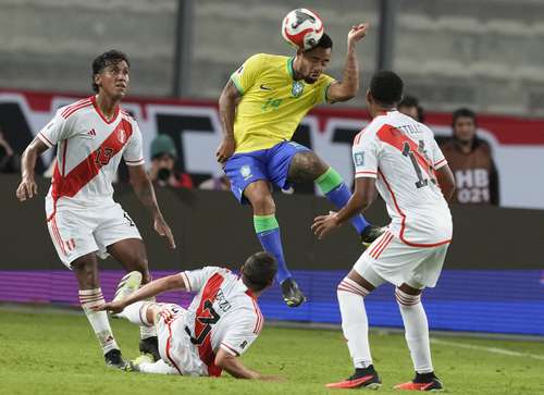 El brasileño Gabriel Jesús cabecea entre los seleccionados peruanos ayer en Lima.