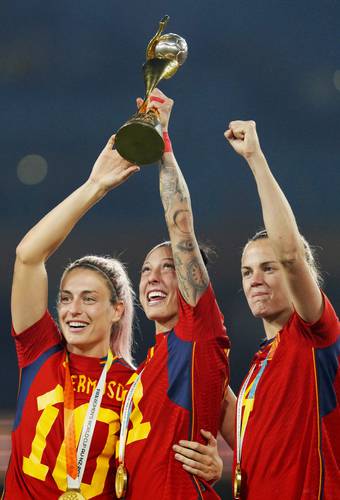 La dos veces ganadora del Balón de Oro (izquierda) solicitó también más apoyo para el deporte femenino, luego de recibir en nombre del club Barcelona la Medalla de Honor del Parlamento de Cataluña. En la imagen, junto a las seleccionadas Jenni Hermoso e Irene Paredes.