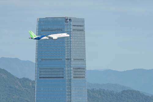 Hong Kong üzerinden uçuş yapan Çin C919 yolcu uçağının ilk gösterimi