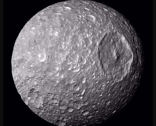 Under Mimas kratrar, Saturnus minsta måne, hittades flytande vatten