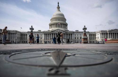 Den amerikanska senaten undviker regeringens nedläggning genom att godkänna utgiftspaketet på 467,5 miljarder dollar