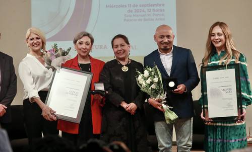 Vicente Silva Sanjinés and Leticia Alvarado receive medals in the dance discipline