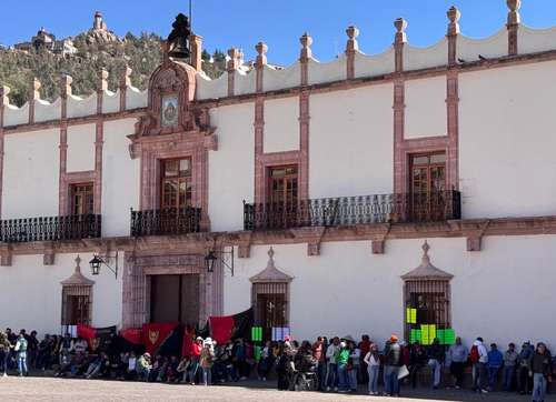 Trabajadores del Cecytez demandan pago de incremento salarial de 2024