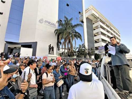 Demandan a Pensiones de Jalisco mejor servicio y aumento salarial