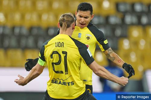 Orbelín Pineda anota en goliza de 5-0 del AEK al Panserraikos