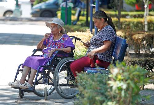 Académicos piden hacer políticas específicas de cuidado de personas