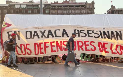 Logran primeros acuerdos miembros de plantón del Zócalo con autoridades