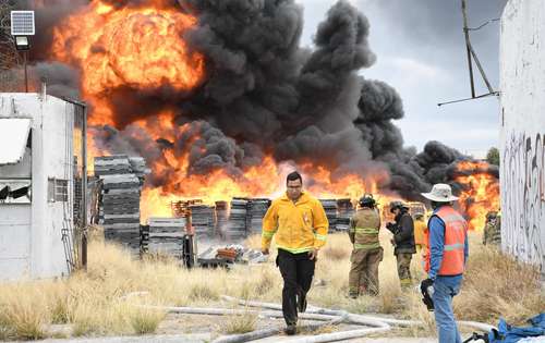 Incendio intencional consume lote de tarimas en SLP