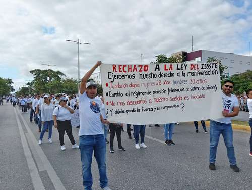 Miles de maestros protestan en QR contra reformas a la ley del Issste