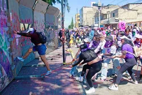 Las manifestantes fueron gaseadas en Neza, Pachuca y Oaxaca