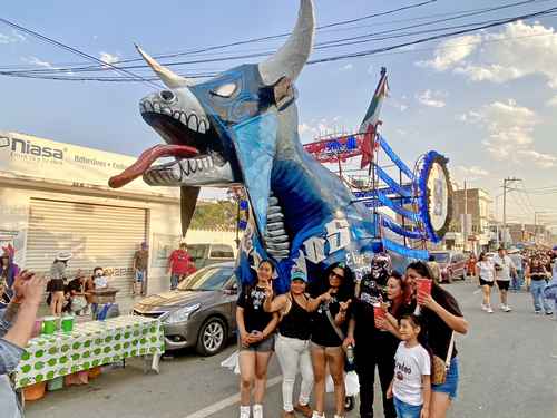 Más de 200 toros desfilaron por Tultepec en la Pamplonada pirotécnica