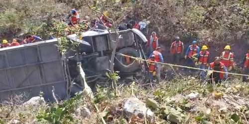 Autobús vuelca y cae a barranco en Oaxaca; 19 muertos y 24 heridos