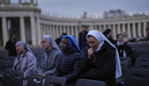 El Papa está “fuera de peligro inminente”