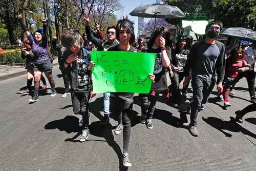 Reviven jóvenes emos la mítica batalla campal de hace 17 años