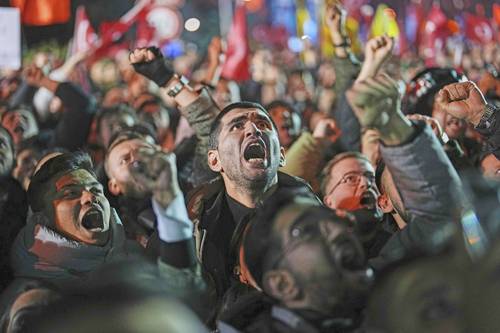 En Estambul, miles protestan por detención de alcalde