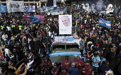 Argentinos despiden a Francisco en la emblemática Plaza de Mayo
