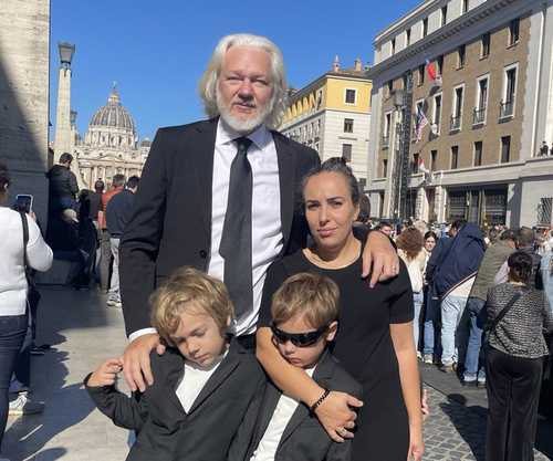 Assange asiste a funeral del Papa