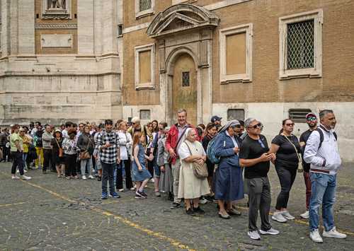 Feligreses en la tumba del papa Francisco