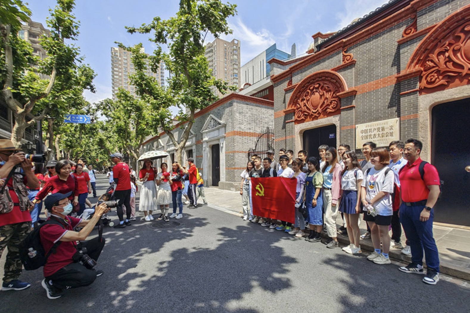 Ciudadanos y turistas toman fotos fuera del sitio del Primer Congreso del Partido Comunista de China