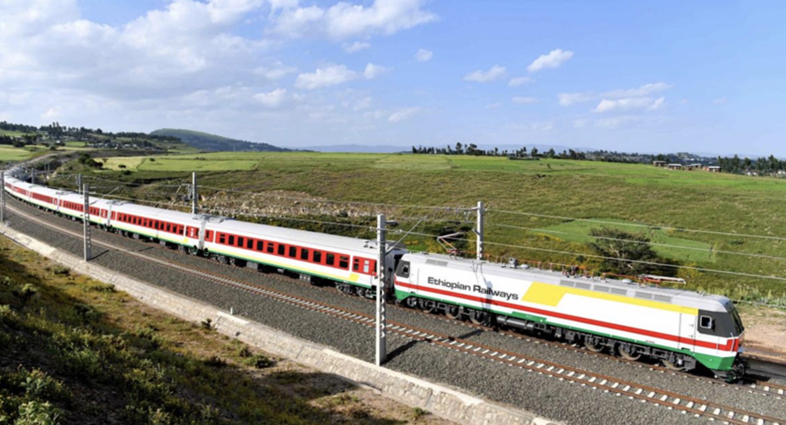 Un tren etíope en la vía férrea Addis Abeba-Djibouti.