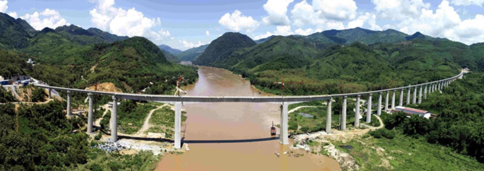 El puente de Bangnahan sobre el río Mekong en el ferrocarril China-Laos
