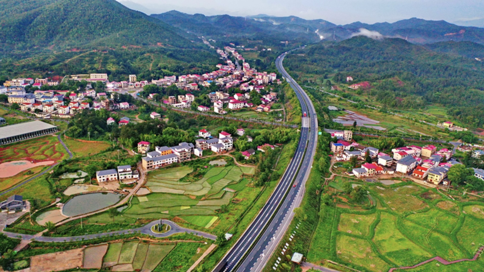 La autopista Xiamen - Chengdu pasa por el condado de Huichang de la ciudad de Ganzhou de la provincia de Jiangxi