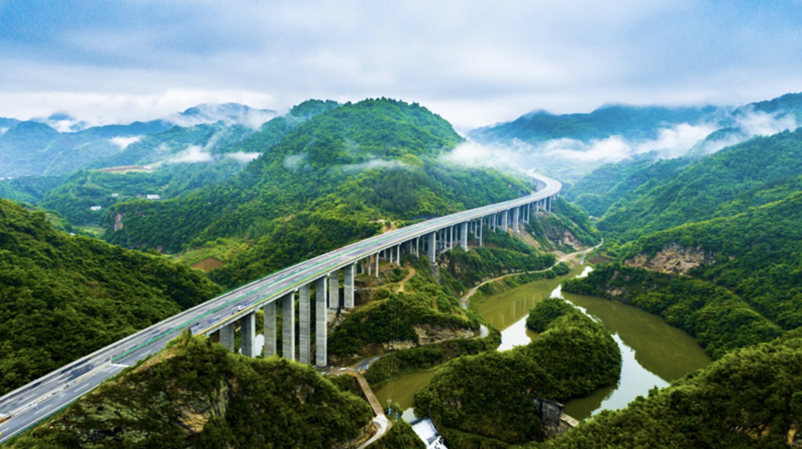 Construcción del tramo entre la ciudad de Baoxia y la ciudad de Yishui de la autopista Shiyan-Ouxi en la provincia de Hubei