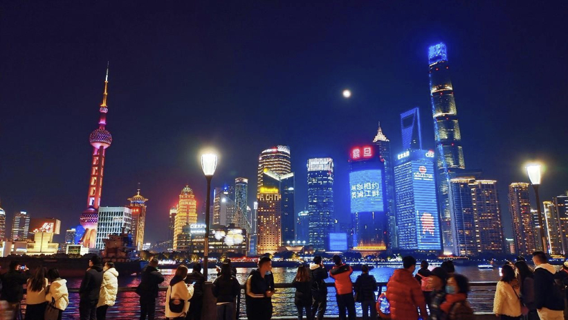 Foto tomada el 8 de enero del 2023 que muestra una vista nocturna en Lujiazui