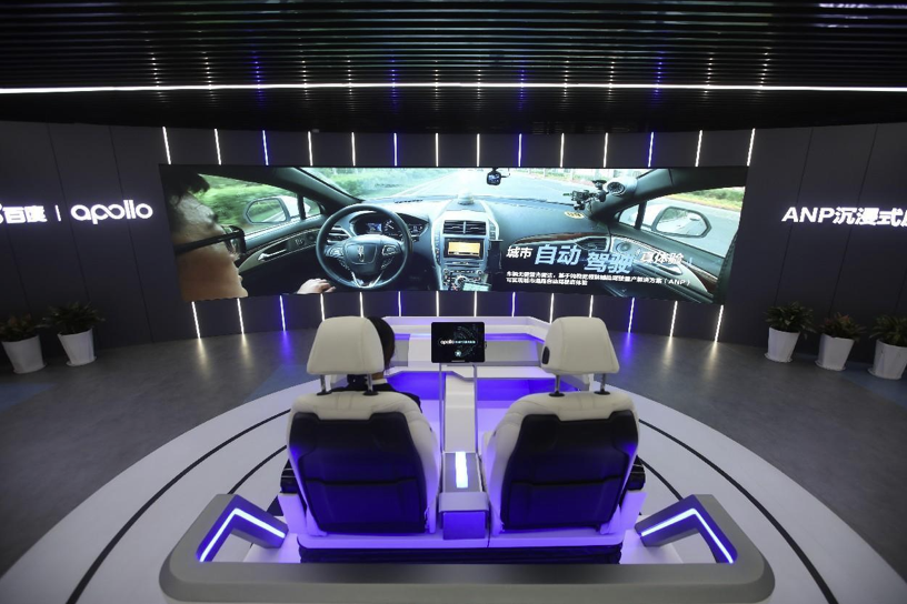 Un visitante experimenta la tecnología de conducción autónoma en una cabina inmersiva en el Baidu Apollo Park de Wuzhen