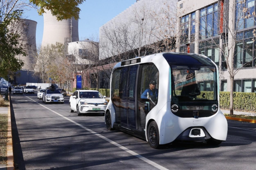 Coches sin conductor circulan por el parque Shougang de Beijing