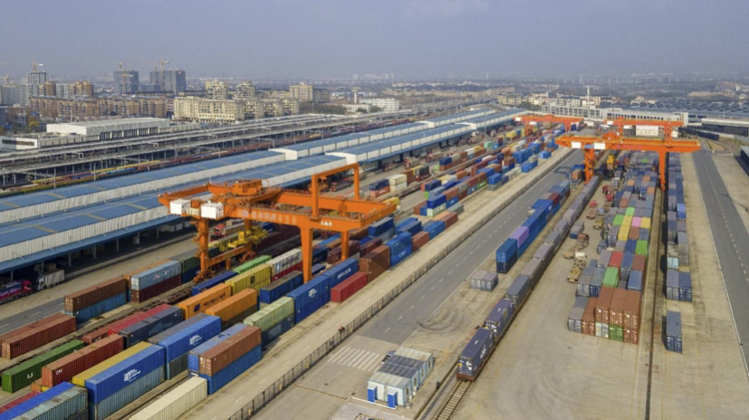 Contenedores cargados en un tren de carga China-Europa en una plataforma