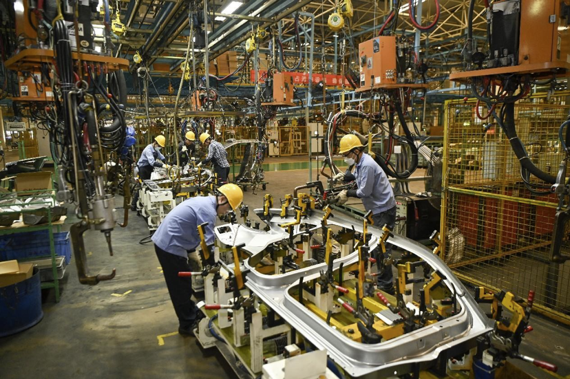 Empleados produciendo automóviles