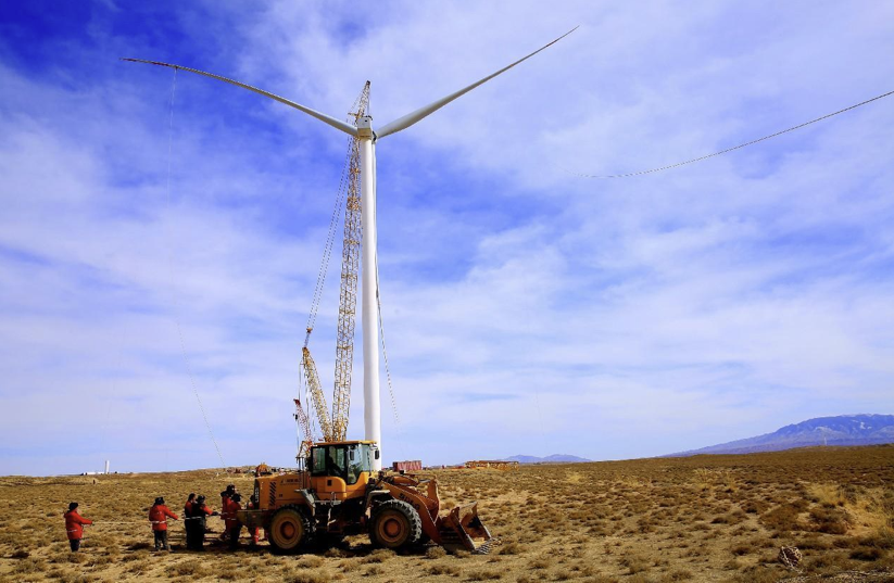 Un equipo de técnicos está instalando turbinas eólicas