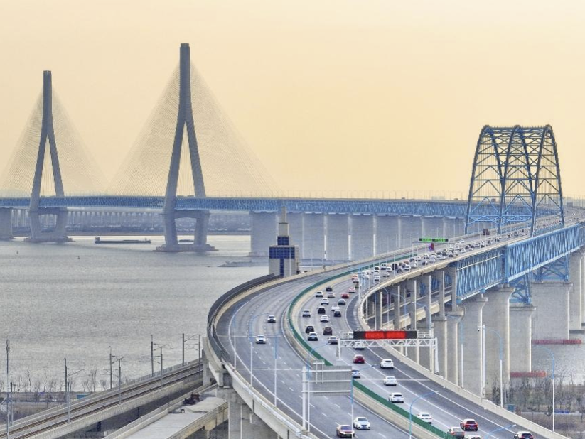 Vehículos recorren un puente en Nantong