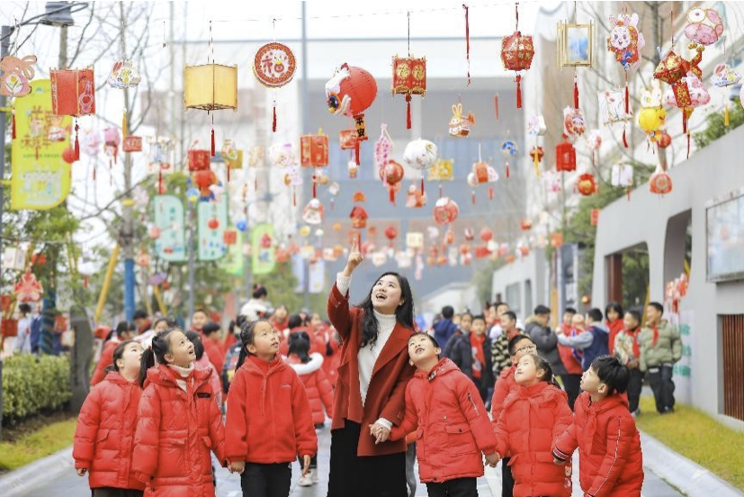 Una maestra y sus estudiantes observan faroles de fabricación casera en una escuela primaria en Changxing