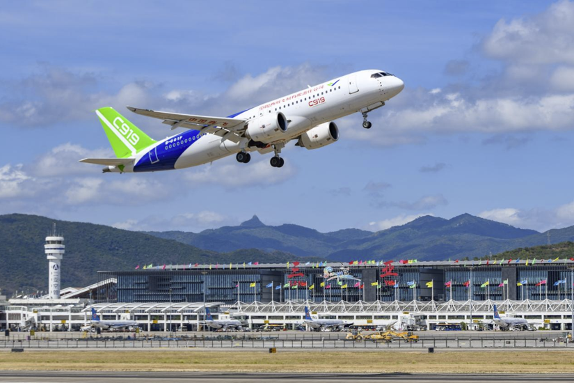 Avión de pasajeros C919 desarrollado en China despega del Aeropuerto Internacional Sanya Phoenix