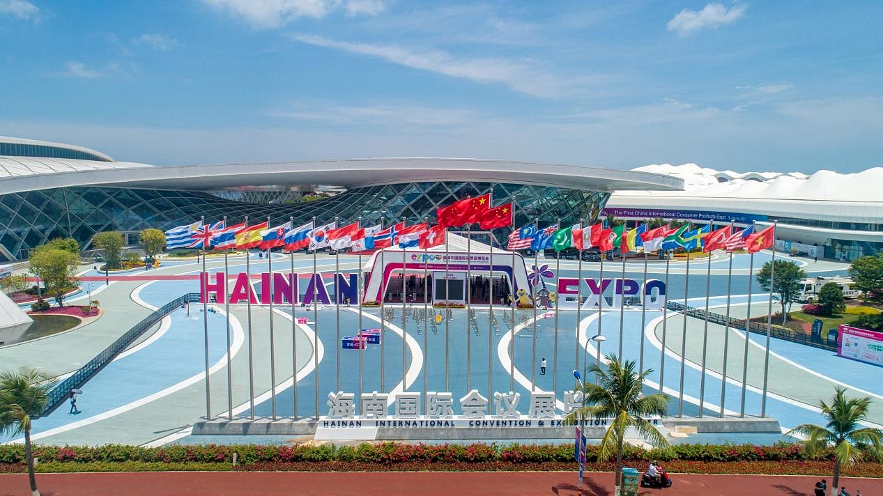 El Centro Internacional de Exposiciones y Convenciones de Hainan iza las banderas nacionales