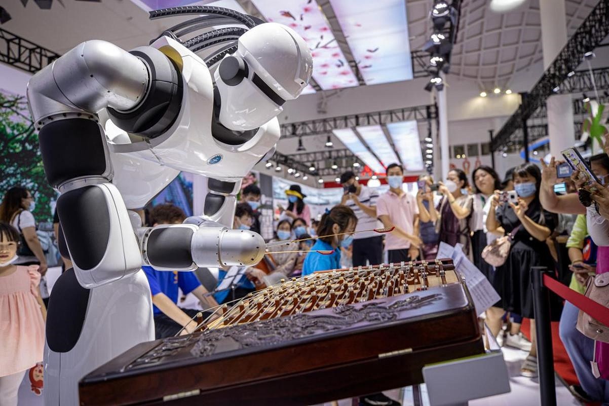 En la primera Feria Internacional de Bienes de Consumo de China, un robot musical inteligente
