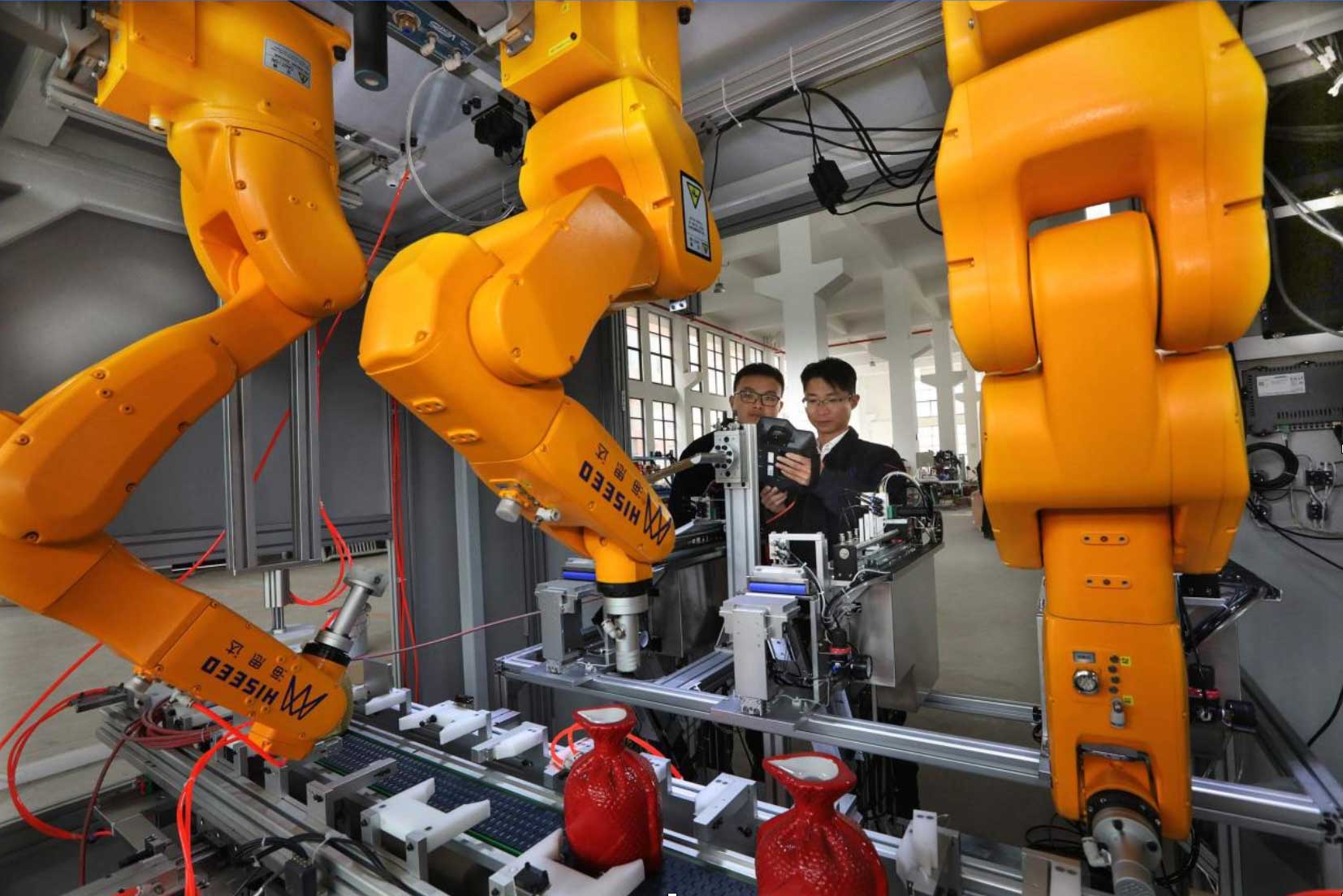 Los técnicos examinaron los robots de etiquetado automático