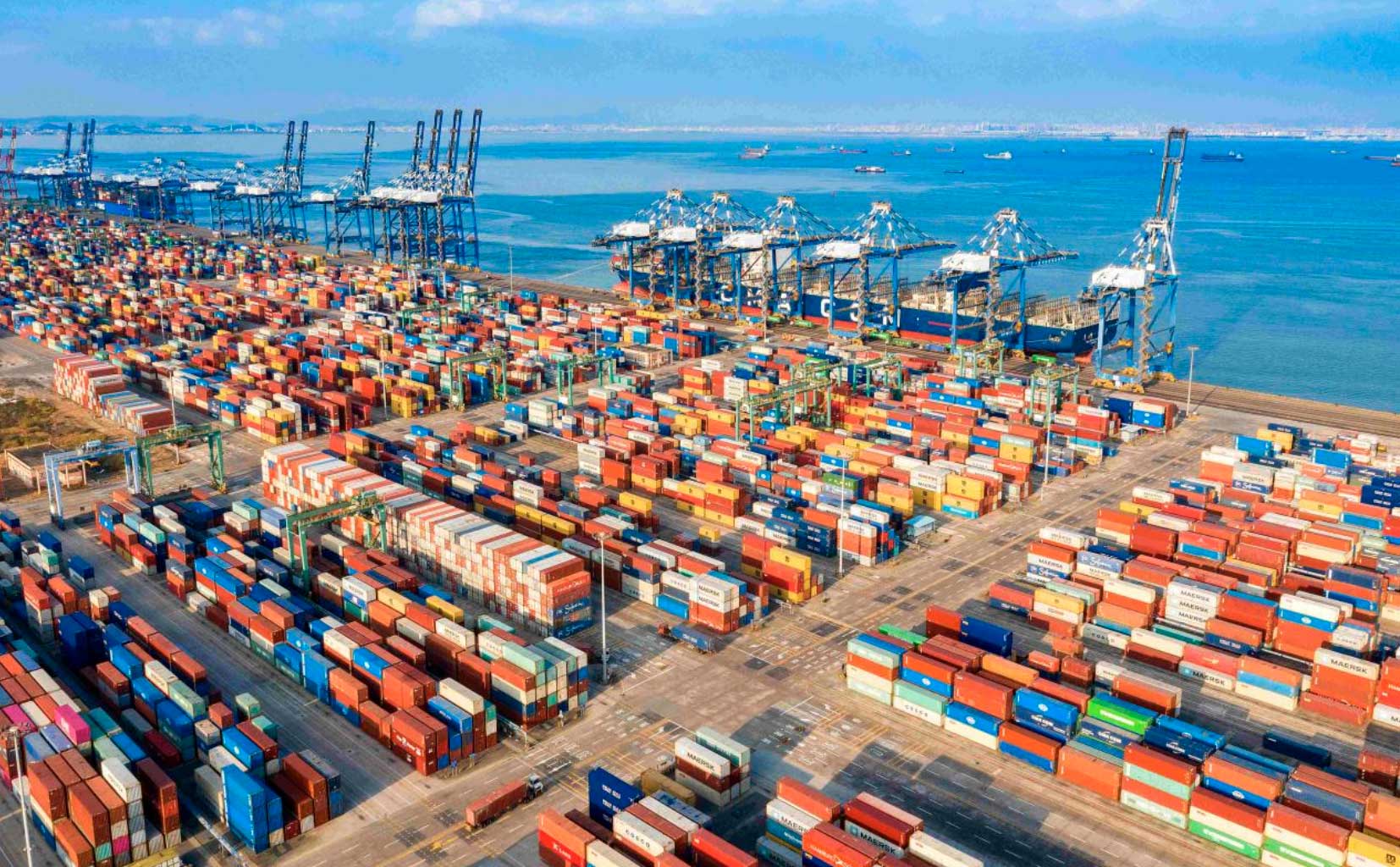 Se cargaron contenedores en barcos en el muelle de la fase III del Puerto de Cantón