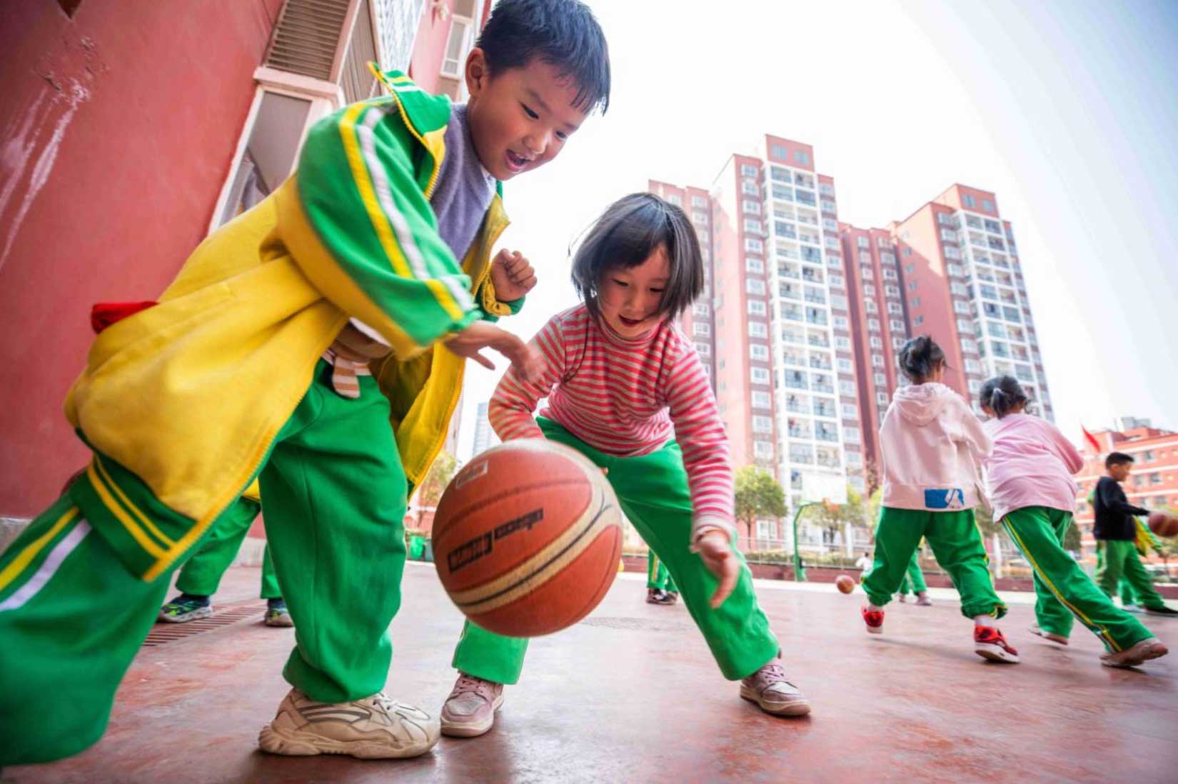 los estudiantes practicaron baloncesto en la cancha de la escuela Liangcai en la ciudad de Bijie