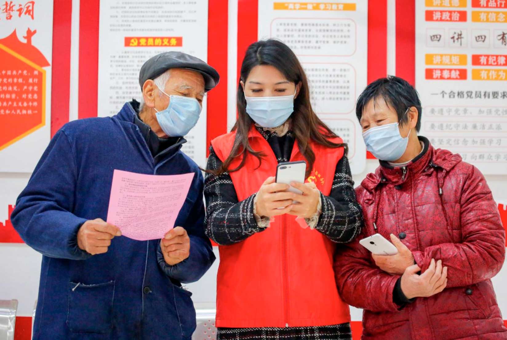 Los voluntarios enseñaron a los residentes cómo usar teléfonos inteligentes