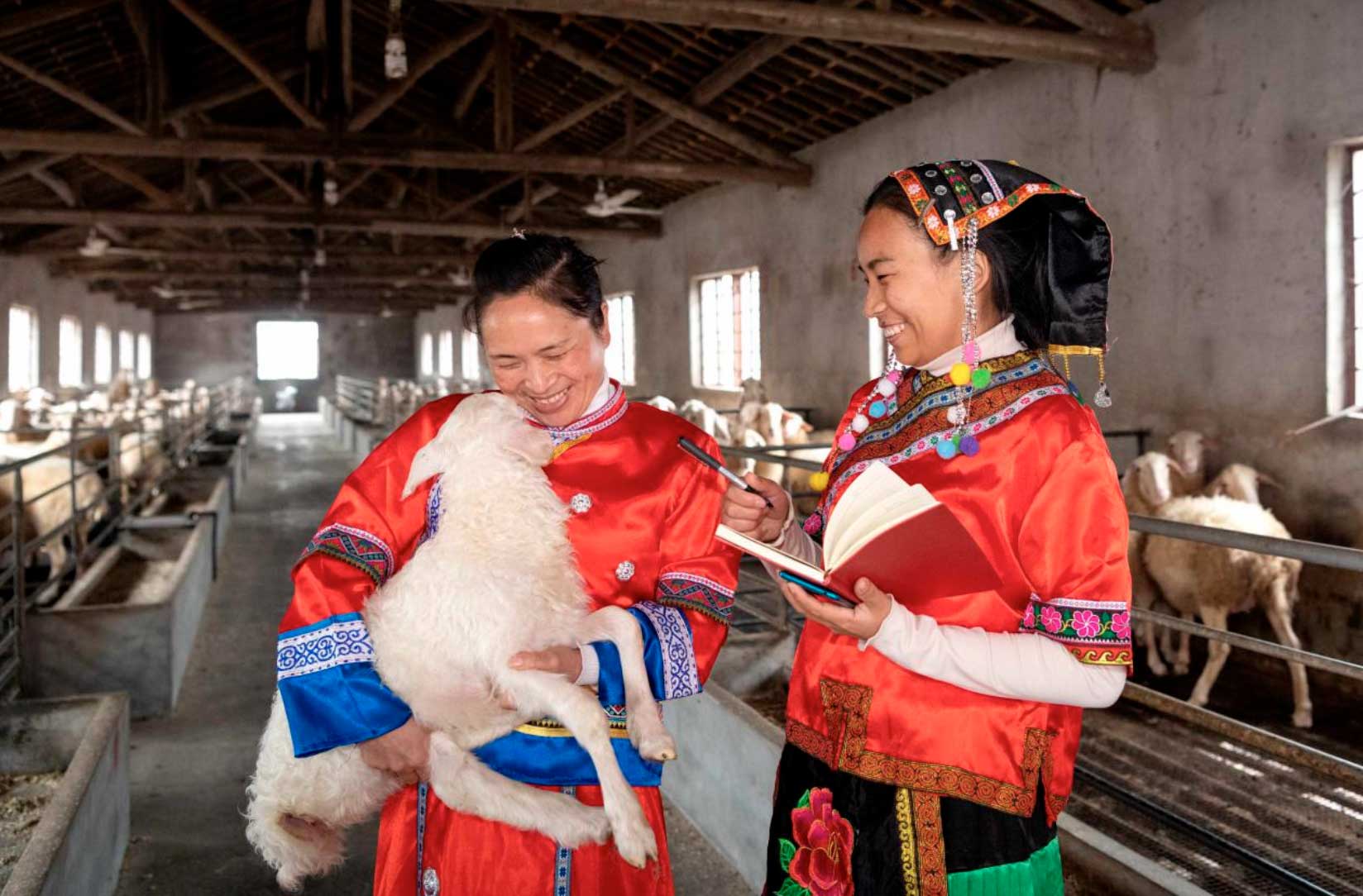 Tian Zhengqin y Chen Weiqiong, dos mujeres del grupo étnico Zhuang en China