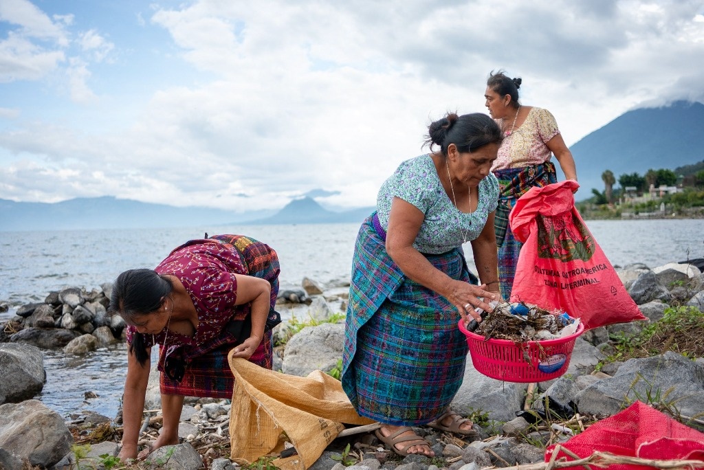 Indigenous “guardians” clean up lake threatened by pollution in Guatemala