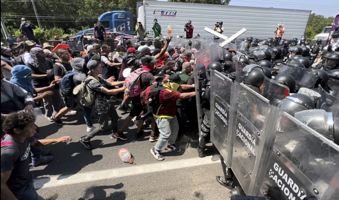 La Jornada A golpes y empujones caravana migrante pasa cerco de