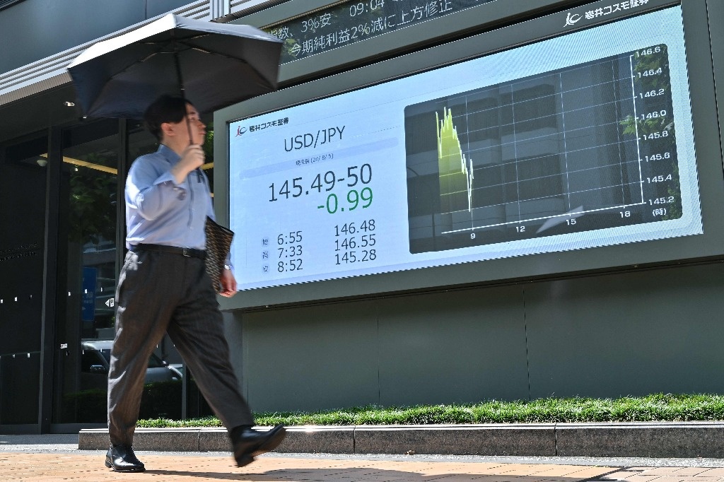 Japanese stocks open down 7 percent