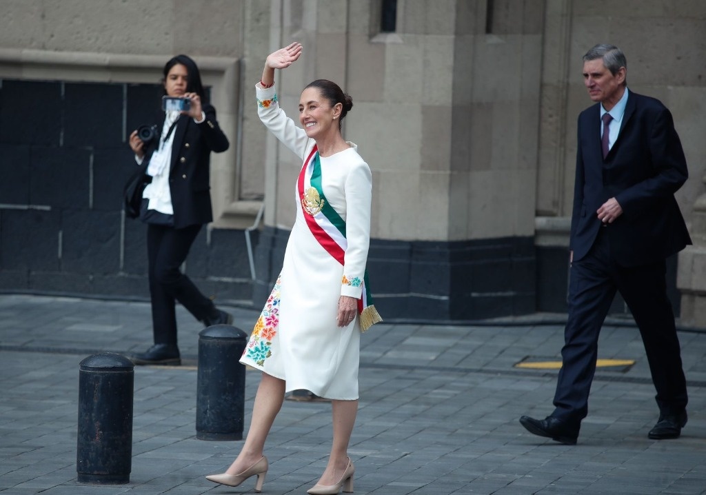 In front of everyone, Claudia Sheinbaum / Elena Poniatowska